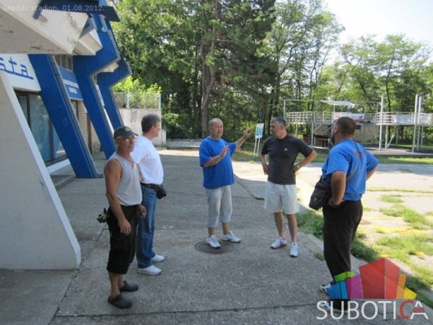 Radna akcija "Očistimo stadion" na +30 stepeni