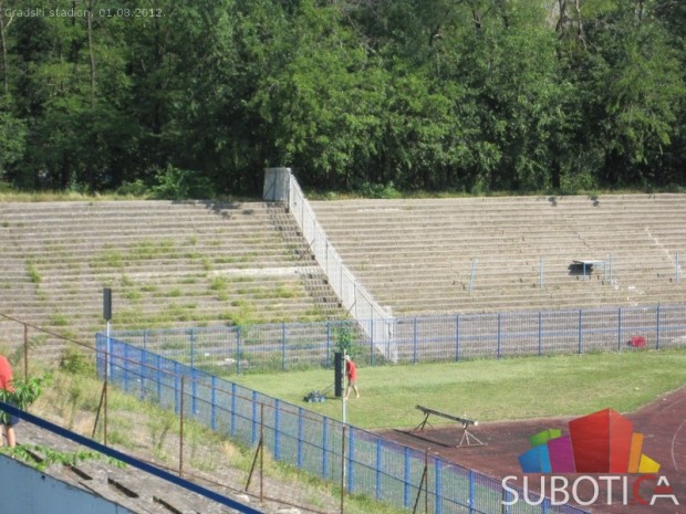 Radna akcija "Očistimo stadion" na +30 stepeni