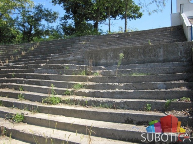 Radna akcija "Očistimo stadion" na +30 stepeni