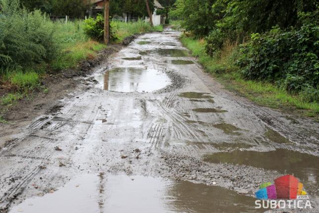 Stanovnicima Ozrenske ulice dojadilo da žive u blatu, traže tucanik i komunalnu infrastrukturu
