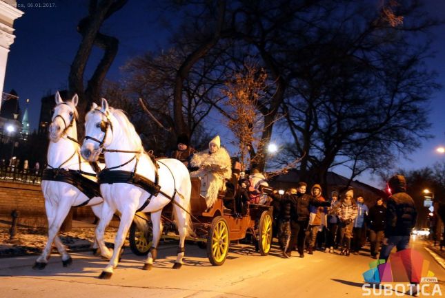 Seča, osveštenje i loženje badnjaka u sklopu obeležavanja Badnjeg dana