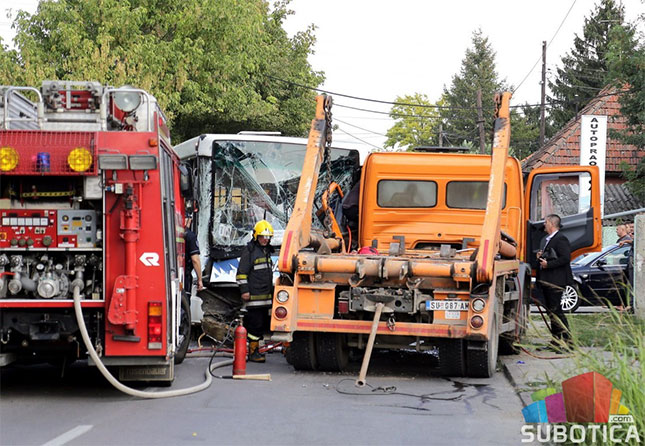 Težak udes kamiona i autobusa u Bajnatskoj ulici