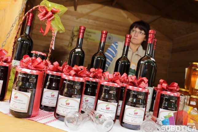 Počeo 8. sajam domaće hrane, vina i rakije "Ukusi tradicije"