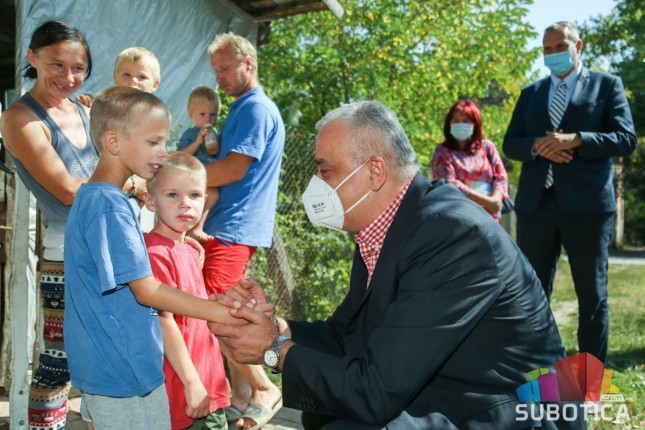Gradonačelnik uručio pomoć porodici sa šestoro dece u naselju Gabrić