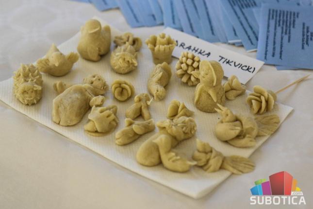 Umeće pravljenja Božićnjaka - veština koja se prenosi s kolena na koleno