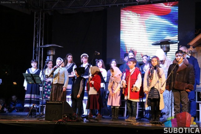 Badnji dan obeležen uz pesmu i loženje badnjaka