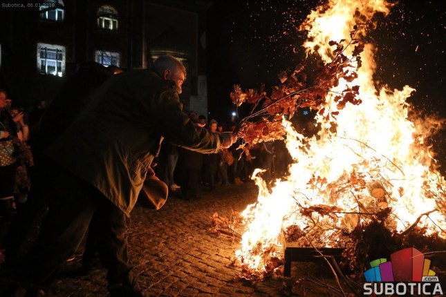 Badnji dan obeležen uz pesmu i loženje badnjaka
