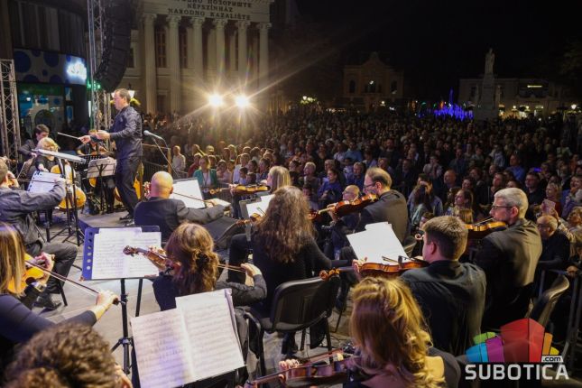 Stefan Milenković i Subotički simfonijski orkestar oduševili Subotičane