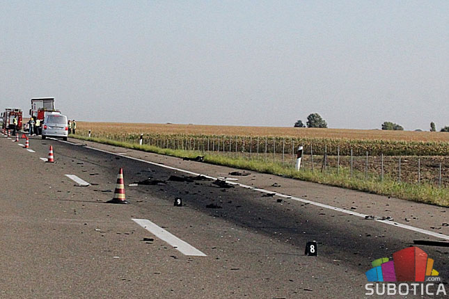 Automobil podleteo pod prikolicu kamiona, troje poginulih, dete stabilno