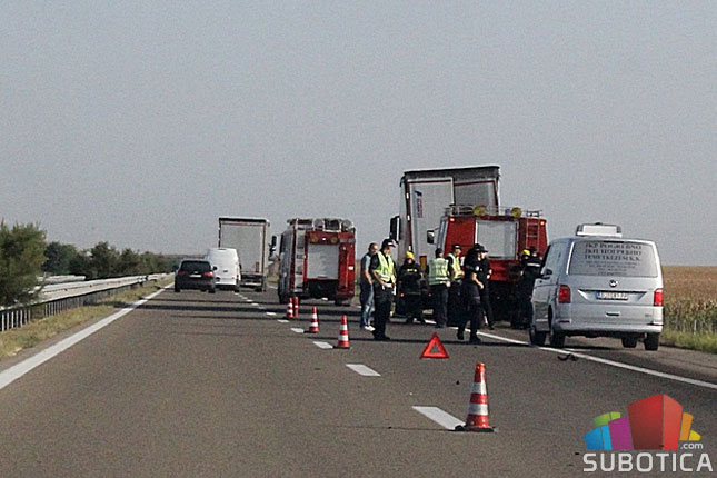 Automobil podleteo pod prikolicu kamiona, troje poginulih, dete stabilno