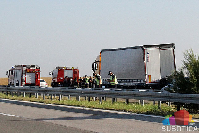 Automobil podleteo pod prikolicu kamiona, troje poginulih, dete stabilno