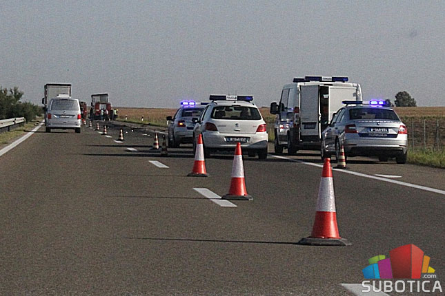 Automobil podleteo pod prikolicu kamiona, troje poginulih, dete stabilno