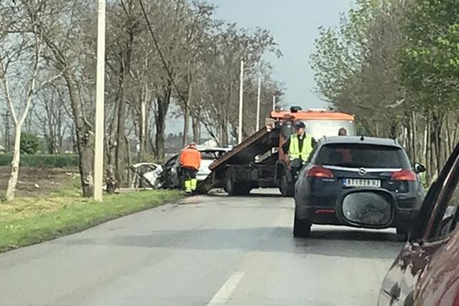 Jurio autom, udario u stub i prevrtao se - vozač sa teškim povredama prebačen u bolnicu