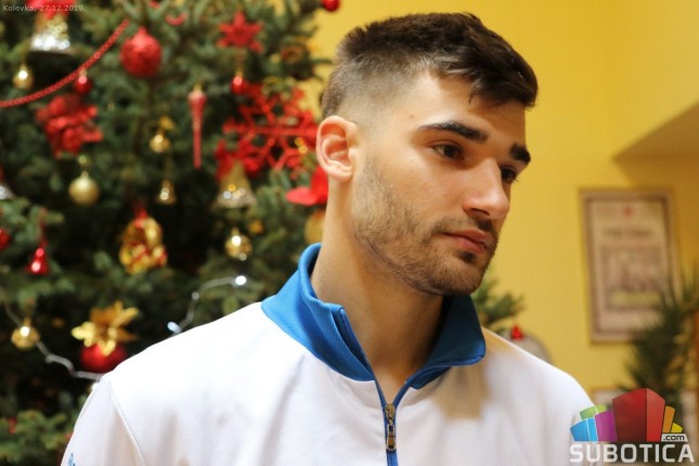 Odbojkaši Spartaka obradovali decu "Kolevke"