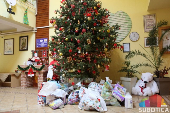 Odbojkaši Spartaka obradovali decu "Kolevke"