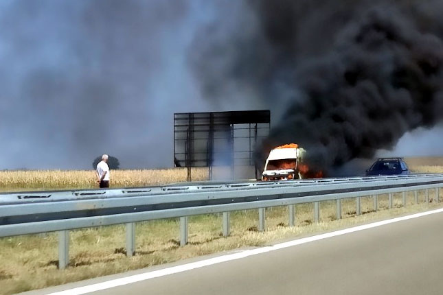 Izgoreo kombi na auto-putu, nema povređenih