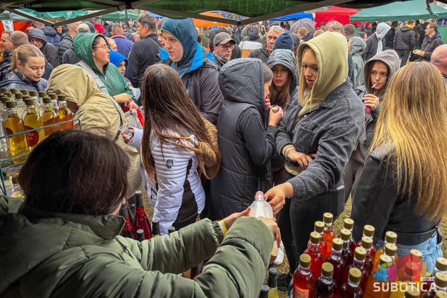 U Ljutovu održan XVII Festival mlade rakije – Dunja zasijala kao kraljica žestine