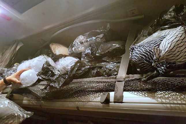 Kamionska kabina puna ženskih kupaćih kostima i veša