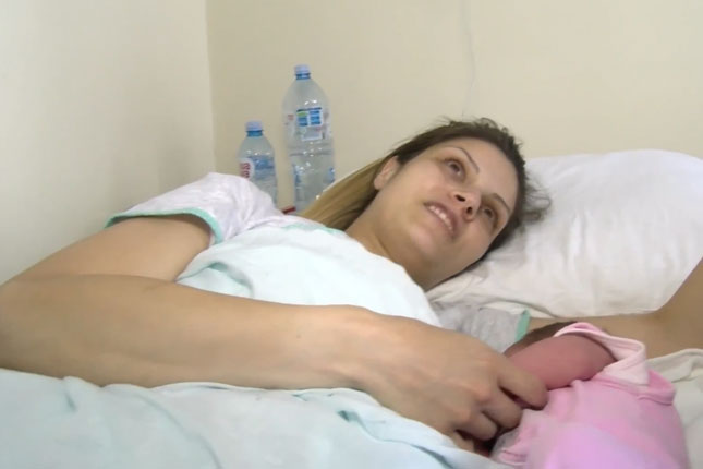 Uručeni pokloni majkama koje su se porodile na Svetski dan Crvenog krsta