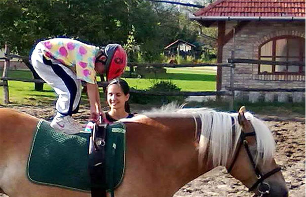 Roditelji traže pomoć za izdržavanje konja koji leči mališane