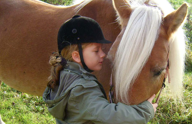 Roditelji traže pomoć za izdržavanje konja koji leči mališane