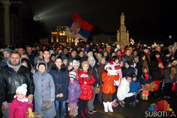 Održano paljenje badnjaka na Trgu, guslarsko veče i bogosluženje