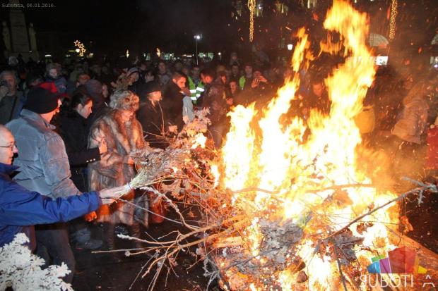 Održano paljenje badnjaka na Trgu, guslarsko veče i bogosluženje