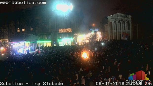 Održano paljenje badnjaka na Trgu, guslarsko veče i bogosluženje