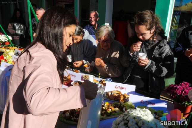 "Gastro jutro na buvljaku" - posetioci uživali u specijalitetima lokalnih proizvođača