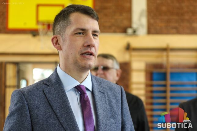 Novi prozori na fiskulturnoj sali i video nadzor u osnovnoj školi u Čantaviru