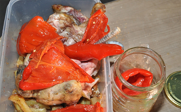 Pištolj sakriven u pečenom piletu, kajmaku i paprikama