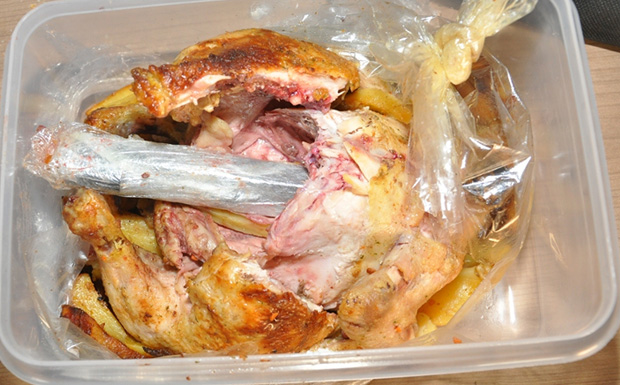 Pištolj sakriven u pečenom piletu, kajmaku i paprikama