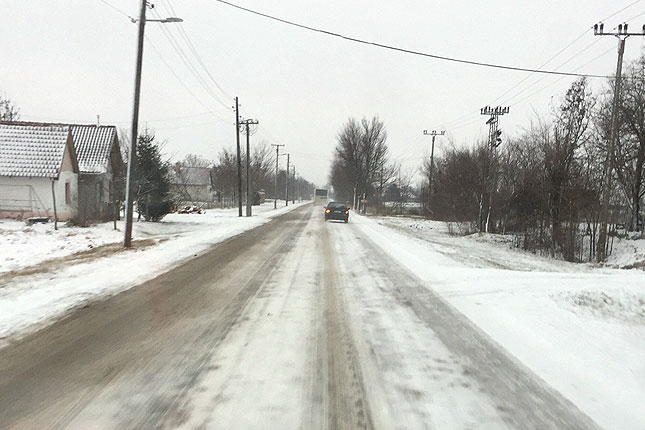 Pao prvi sneg, putari još tokom noći počeli sa održavanjem saobraćajnica
