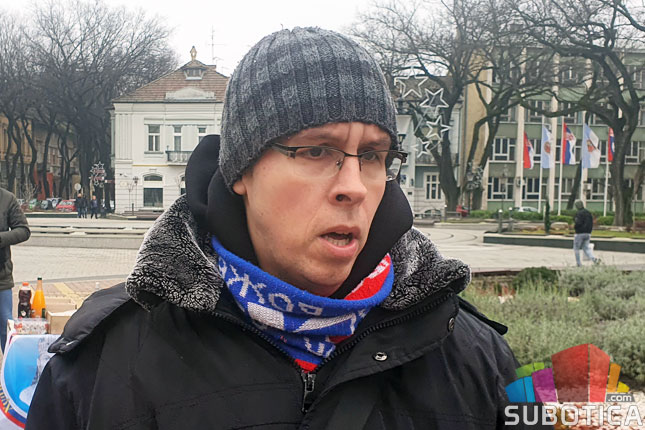 Subotičani sakupljali novogodišnje paketiće za decu sa Kosova i Metohije