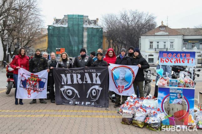 Subotičani sakupljali novogodišnje paketiće za decu sa Kosova i Metohije