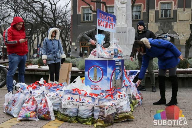 Subotičani sakupljali novogodišnje paketiće za decu sa Kosova i Metohije
