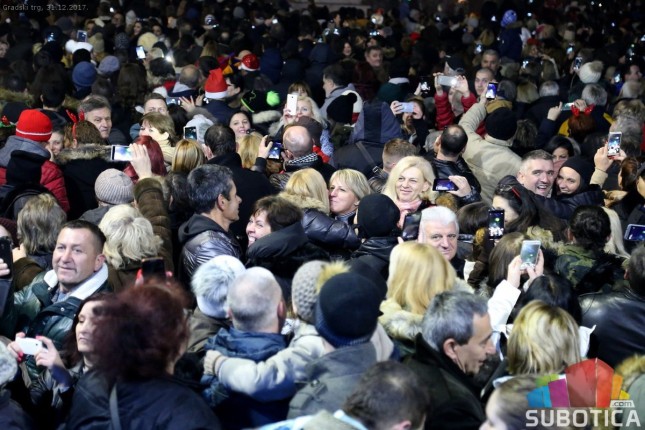 Doček Nove godine na Gradskom trgu - prenos koncerta "Nevernih beba"