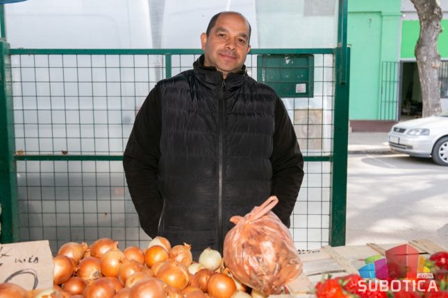 Na Mlečnu pijacu po namirnice za uskršnju trpezu