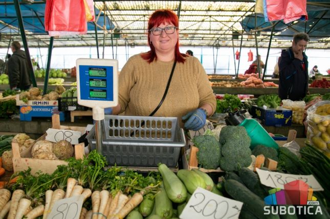 Na Mlečnu pijacu po namirnice za uskršnju trpezu