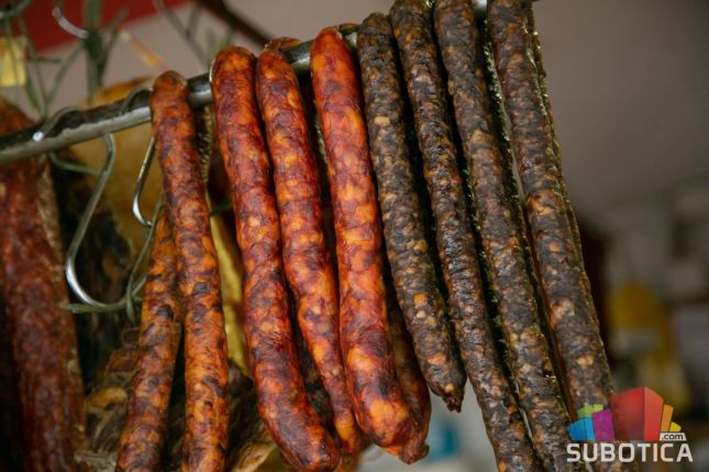 Na Mlečnu pijacu po namirnice za uskršnju trpezu