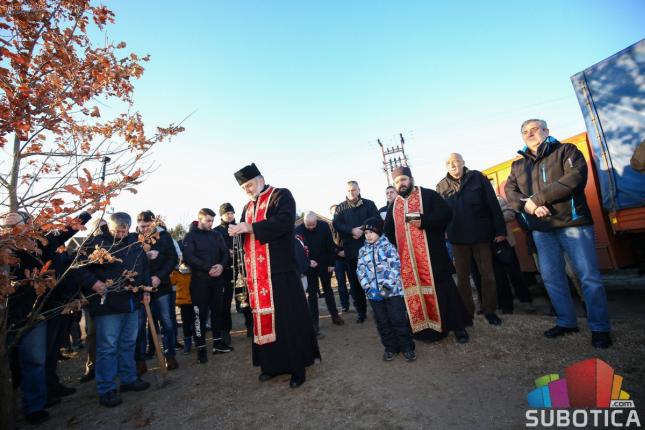 Badnji dan obeležen uz pesmu i loženje badnjaka