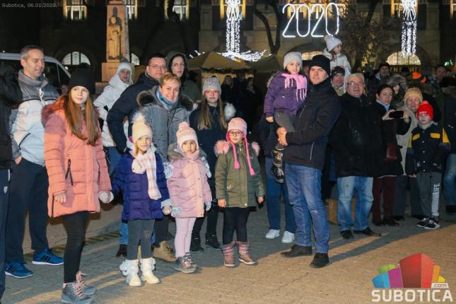 Badnji dan obeležen uz pesmu i loženje badnjaka