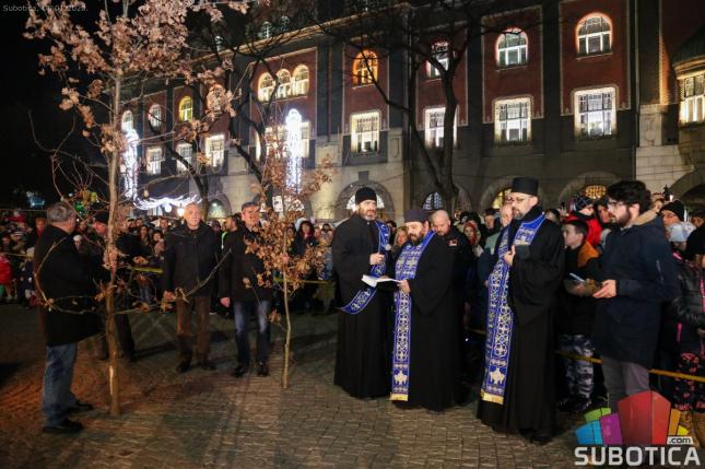 Badnji dan obeležen uz pesmu i loženje badnjaka