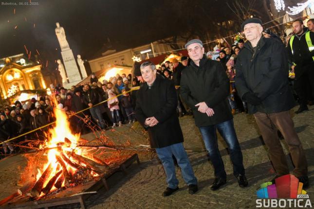 Badnji dan obeležen uz pesmu i loženje badnjaka