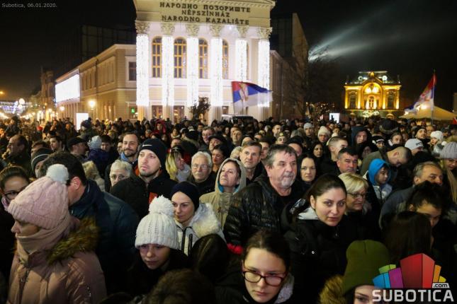 Badnji dan obeležen uz pesmu i loženje badnjaka