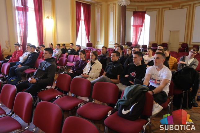 U Gimnaziji promovisano dobrovoljno služenje vojnog roka