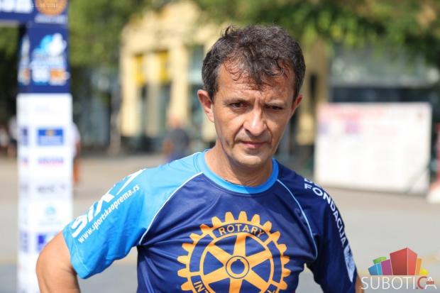 Maratonac sa invaliditetom na svojoj 2.300km ruti kratko se zaustavio u Subotici