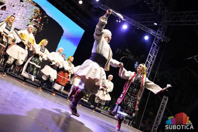 Duh tradicije u igrama i pesmama Folklornog ansambla "Venac" iz Gračanice