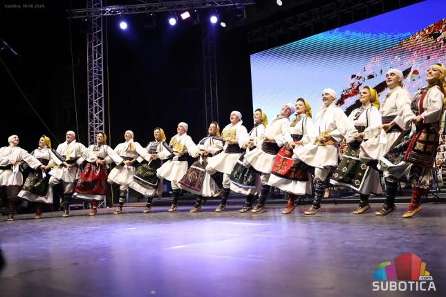 Duh tradicije u igrama i pesmama Folklornog ansambla "Venac" iz Gračanice