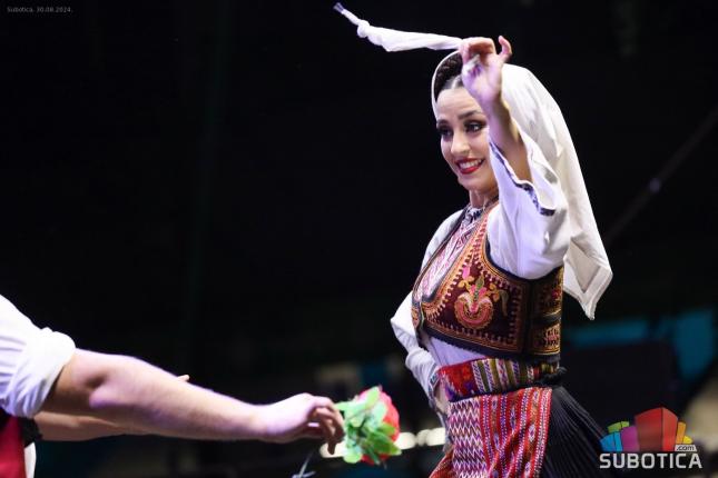 Duh tradicije u igrama i pesmama Folklornog ansambla "Venac" iz Gračanice